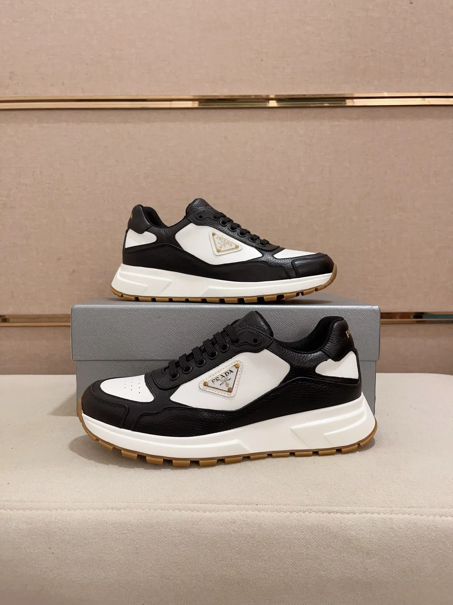 Men's shoes 💰 580💰 ✔️✔️✔️High-quality new PRADA counters are launched simultaneously. The new men's shoes and 😘 fabrics are made of selected first-layer cowhide with superb craftsmanship. Lining: Full cowhide lining. 👍🏿 High-end ☄️ air-cushion molded anti-slip rubber outsole, exquisite lines, simple and elegant, comfortable and high-end for leisure travel. Code number: 38 to 45 (can be customized to 46 to 47, non-refundable)